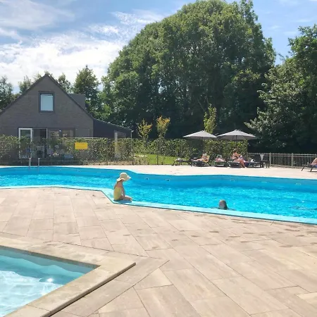 582 Op Recreatiepark De Wielen Chalet